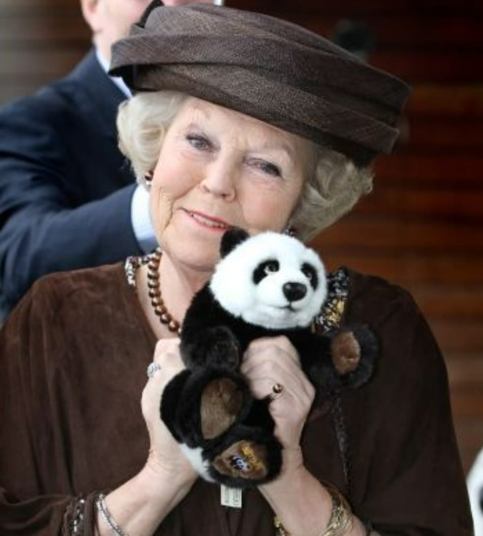 Koningin Beatrix and a panda